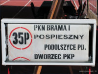 Ekspozytor z filmem z numerami linii ustawiony na nieistniejącą już linię 35P