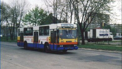 Jelcz 120M #592 jako pierwszy w październiku 1993 r. wyjechał na ulice w miejskim malowaniu. Na zdjęciu posiada już żółty kolor z przodu.