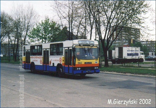 Jelcz 120M #592 jako pierwszy w październiku 1993 r. wyjechał na ulice w miejskim malowaniu. Na zdjęciu posiada już żółty kolor z przodu.