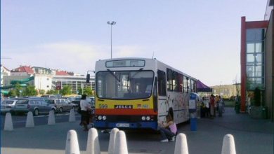 Jelcz #599 oklejany przez dzieci przed Auchan