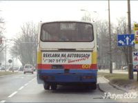 Widoczna różnica w odcieniach niebieskiego koloru oraz białe paski oddzielające poszczególne kolory