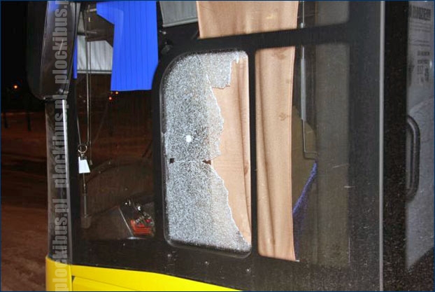 Ostrzelany Solaris #683. Źródło: www.policja.plockinfo.pl