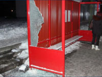 Ostrzelana wiata przystankowa. Źródło: www.policja.plockinfo.pl