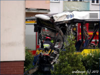 Płock, al. Armii Krajowej, 18.06.2013 r. MAN NL223 #698 po uderzeniu w blok