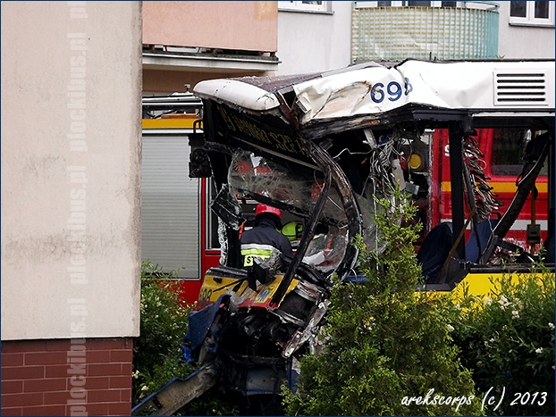 Płock, al. Armii Krajowej, 18.06.2013 r. MAN NL223 #698 po uderzeniu w blok