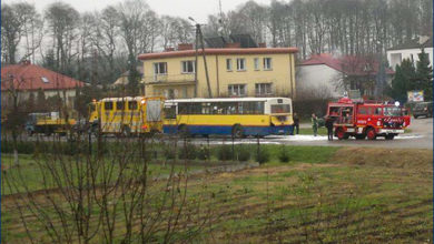 Akcja gaszenia pożaru w komorze silnika Jelcza 120M #720 w Dobrzykowie. Foto: Spotted Płock