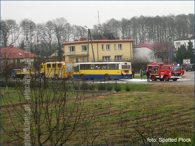 Akcja gaszenia pożaru w komorze silnika Jelcza 120M #720 w Dobrzykowie. Foto: Spotted Płock