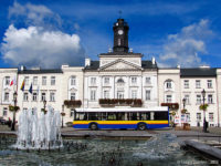 Solaris Urbino III 12 #733 wystawiony przed płockim ratuszem