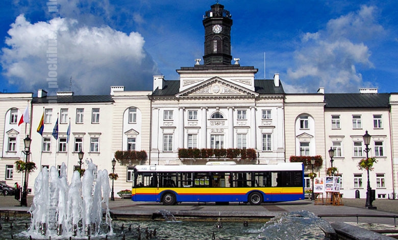 Solaris Urbino III 12 #733 wystawiony przed płockim ratuszem