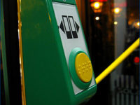 Oznaczony brajlem przycisk otwierania drzwi