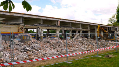 Prace rozbiórkowe hali w zajezdni KM