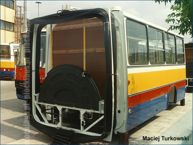 Płockie Ikarusy 280.70H czekające na montaż już na terenie warszawskiej zajezdni R-13