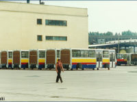 Płockie Ikarusy 280.37H czekające na montaż już na terenie warszawskiej zajezdni R-13