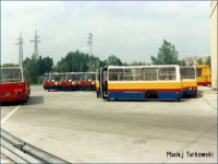 Płockie Ikarusy 280.70H czekające na montaż już na terenie warszawskiej zajezdni R-13
