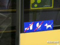 Piktogramy na szybie przy drzwiach