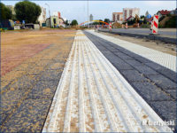 Specjalne płytki z wyżłobieniami naprowadzającymi osoby niewidome