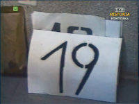Tablice z numerami linii dla autobusów zastępczych. Zrzut ekranu z Dziennika Telewizyjnego. Źródło: TVP Historia.
