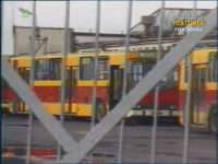 Jelcz PR110 w nietypowym malowaniu stojący na terenie zajezdni MPK. Zrzut ekranu z Dziennika Telewizyjnego. Źródło: TVP Historia.