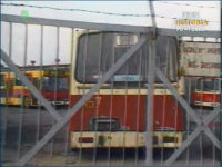 Jelcz PR110 #457 stojący na terenie zajezdni MPK. Zrzut ekranu z Dziennika Telewizyjnego. Źródło: TVP Historia.