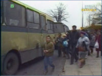 Jelcz 080 obsługujący jedną z linii. Zrzut ekranu z Dziennika Telewizyjnego. Źródło: TVP Historia.