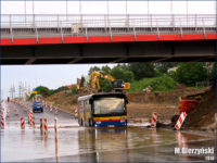 Po oberwaniu chmury tylko autobusy dawały radę przejechać pod wiaduktem