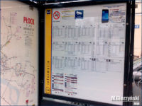 Gablota z rozkladami jazdy oraz plan komunikacyjny miasta wewnątrz city-lightu