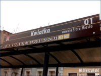 Tablica z nazwą przystanku i numerami linii - na Starym Mieście w kolorze brązowym