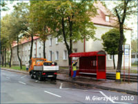Mycie wiaty przez firmę Muniserwis na przystanku Sienkiewicza-Misjonarska.