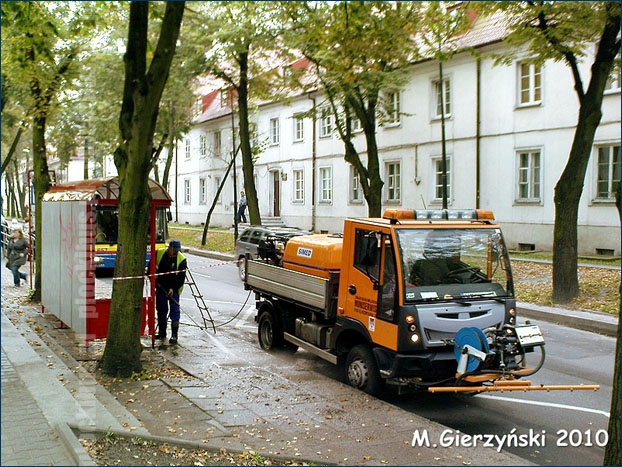 Mycie wiaty przez firmę Muniserwis na przystanku Sienkiewicza-Misjonarska.