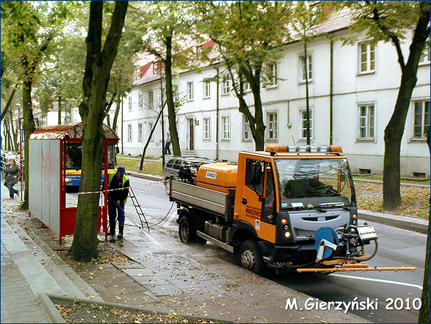 Mycie wiaty przez firmę Muniserwis na przystanku Sienkiewicza-Misjonarska.
