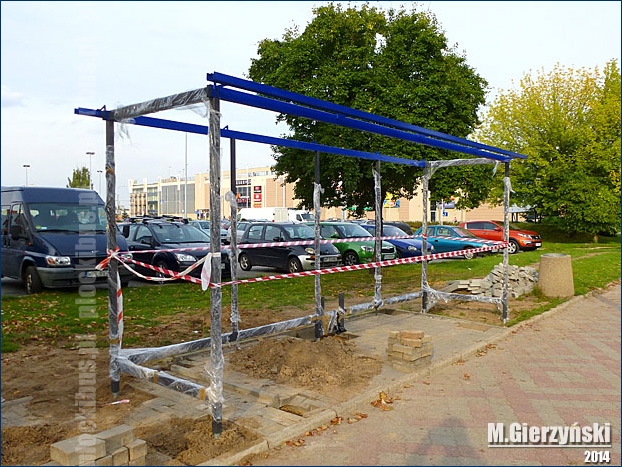Nowa wiata w trakcie budowy (przyst. Rembielińskiego)