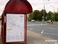 w części wiat zawisły duże mapy komunikacyjne z nowymi trasami linii