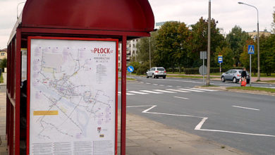 w części wiat zawisły duże mapy komunikacyjne z nowymi trasami linii