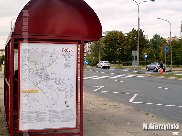w części wiat zawisły duże mapy komunikacyjne z nowymi trasami linii