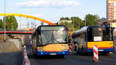 Autobusy jeżdżące al. Piłsudskiego podczas nasuwania wiaduktu kolejowego.