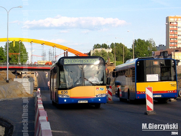 Autobusy jeżdżące al. Piłsudskiego podczas nasuwania wiaduktu kolejowego.