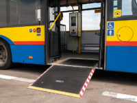 Rampa dla wózków inwalidzkich w jednym z najnowszych Solarisów