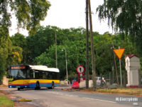 Autobus linii 0 wykonuje ostry skręt z remontowanej ul. Kazimierza Wielkiego w ul. Dobrzyńską