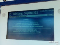 Informacja na tablicy DIP na przystanku "Winiary, szpital"