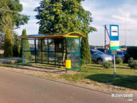 Wiata na przystanku "Cekanowo, Wiejska" ustawiona w 2014 r.