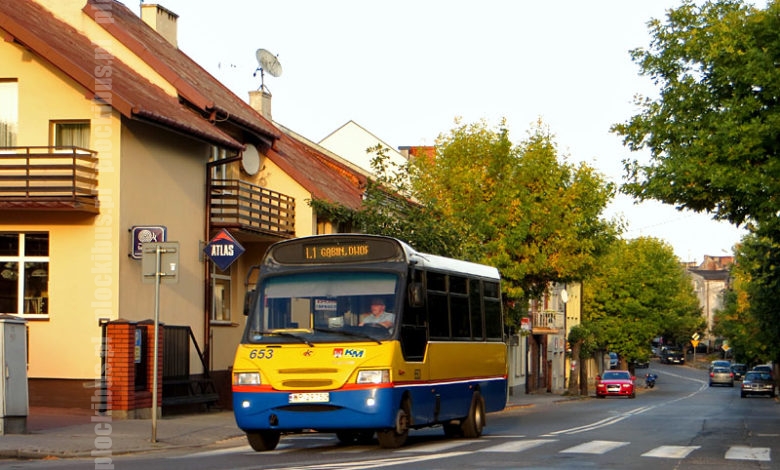 Linia L1 wraca właśnie ul. Kutnowską do Nowego Rynku w Gąbinie by zaraz zakończyć swój popołudniowy kurs na dworcu.