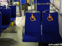 Piktogramy wyszyte na oparciach siedzeń