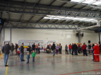 Goście zwiedzający nową halę