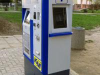 Infokiosk znajdujący się z boku biletomatu