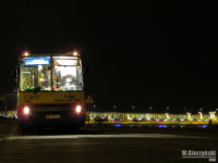 W nocy na tle starego mostu