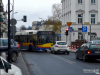 Solaris skręca z ul. Kolegialnej w ul. 1 Maja