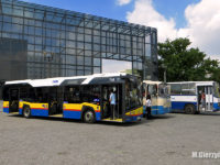 Strefa autobusów na terenie pikniku motoryzacyjnego