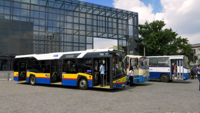 Strefa autobusów na terenie pikniku motoryzacyjnego