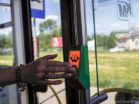 Przycisk otwierania drzwi wewnątrz autobusu