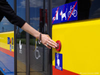 Przycisk otwierania drzwi na zewnątrz autobusu